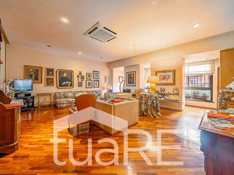 Immagine 2 di Appartamento in vendita  in Via Della Mercede a Roma