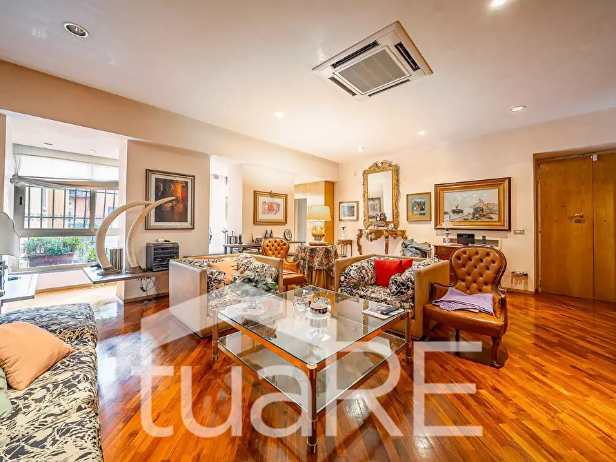 Immagine 3 di Appartamento in vendita  in Via Della Mercede a Roma