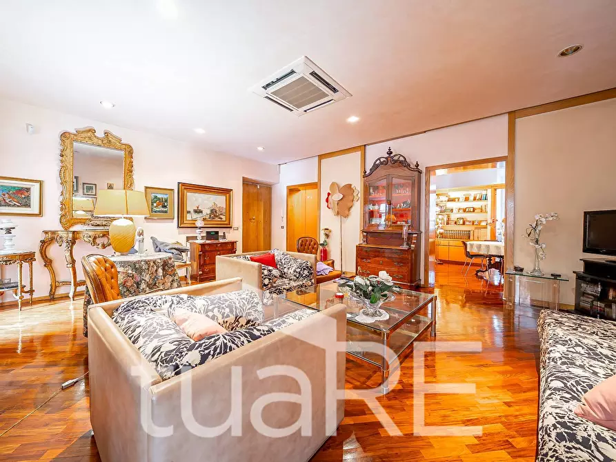 Immagine 4 di Appartamento in vendita  in Via Della Mercede a Roma