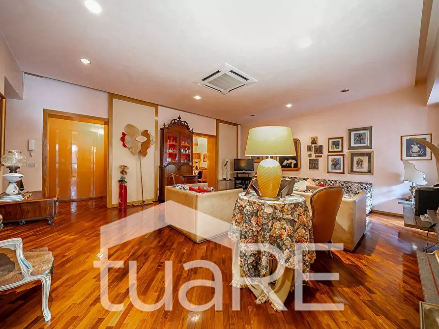 Immagine 25 di Appartamento in vendita  in Via Della Mercede a Roma