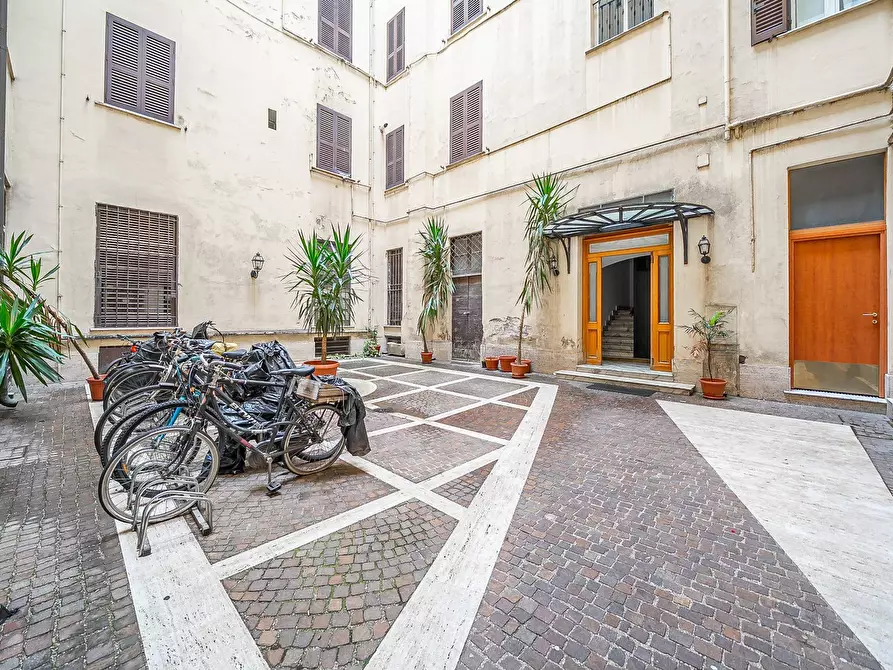 Immagine 15 di Magazzino in affitto  in Via Cola Di Rienzo a Roma