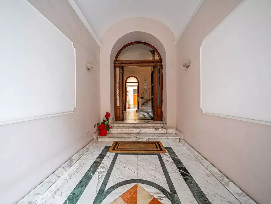 Immagine 16 di Magazzino in affitto  in Via Cola Di Rienzo a Roma