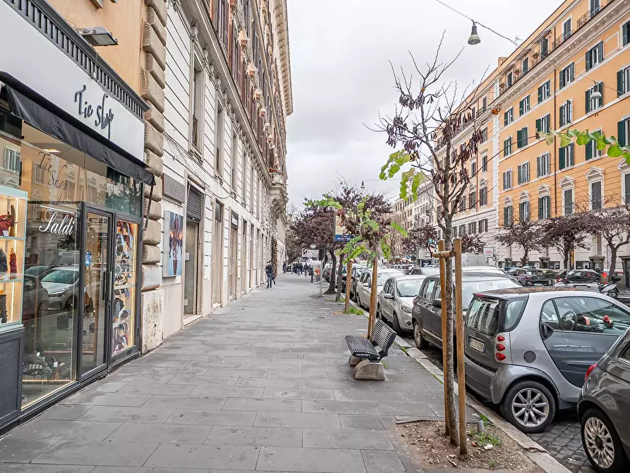 Immagine 18 di Magazzino in affitto  in Via Cola Di Rienzo a Roma