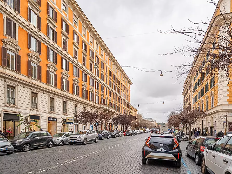 Immagine 22 di Magazzino in affitto  in Via Cola Di Rienzo a Roma