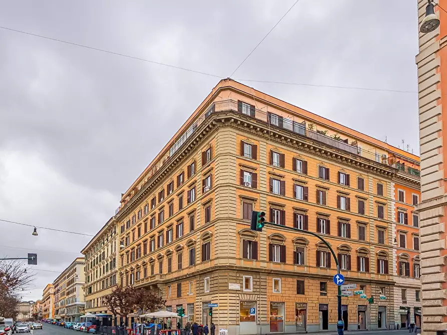 Immagine 23 di Magazzino in affitto  in Via Cola Di Rienzo a Roma