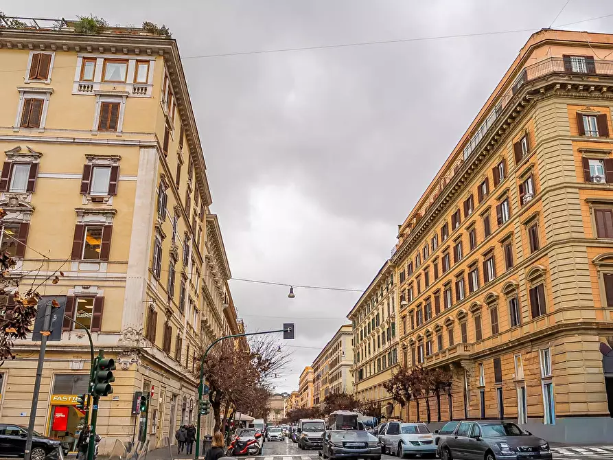 Immagine 24 di Magazzino in affitto  in Via Cola Di Rienzo a Roma
