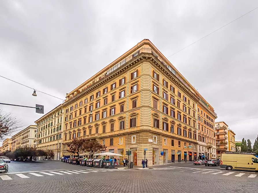 Immagine 25 di Magazzino in affitto  in Via Cola Di Rienzo a Roma