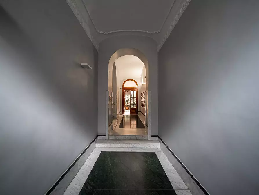 Immagine 18 di Magazzino in affitto  in Via Cola Di Rienzo a Roma