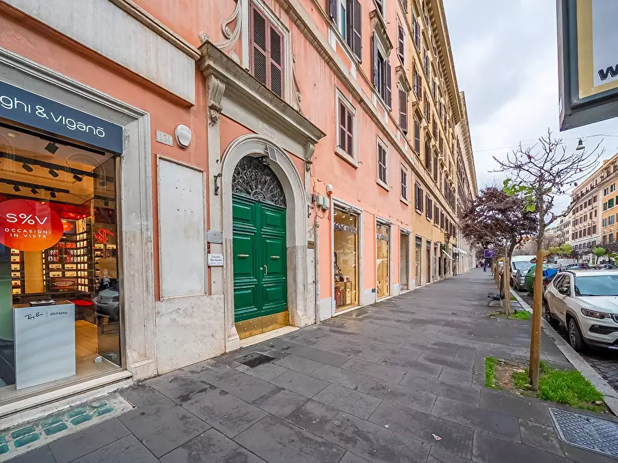 Immagine 21 di Magazzino in affitto  in Via Cola Di Rienzo a Roma