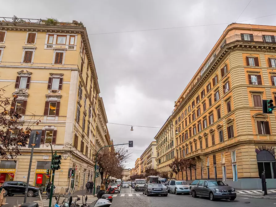 Immagine 25 di Magazzino in affitto  in Via Cola Di Rienzo a Roma