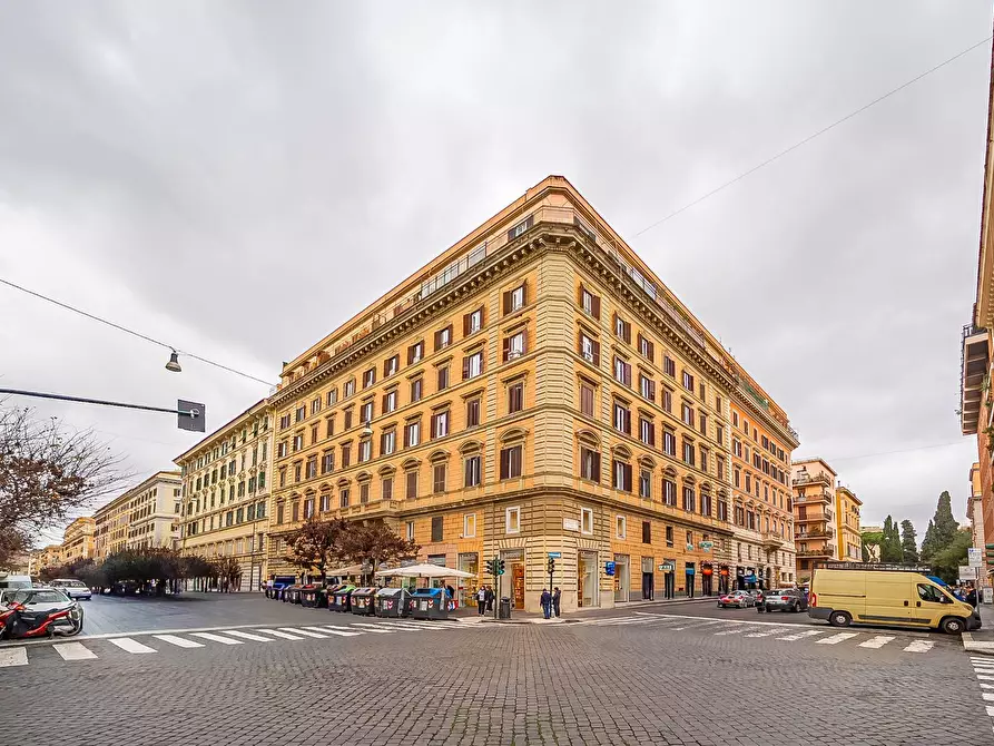 Immagine 27 di Magazzino in affitto  in Via Cola Di Rienzo a Roma