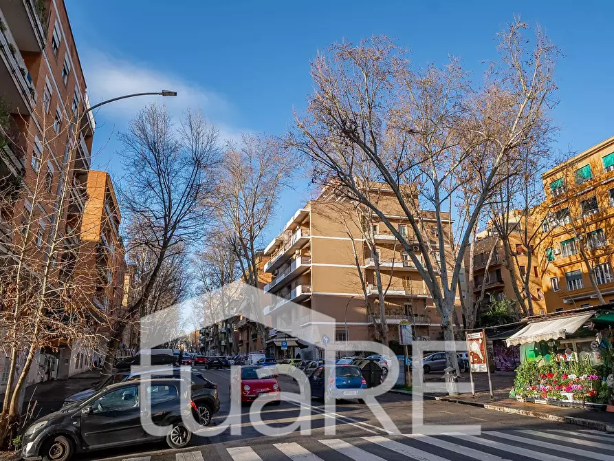 Immagine 2 di Appartamento in vendita  in Via Macedonia a Roma