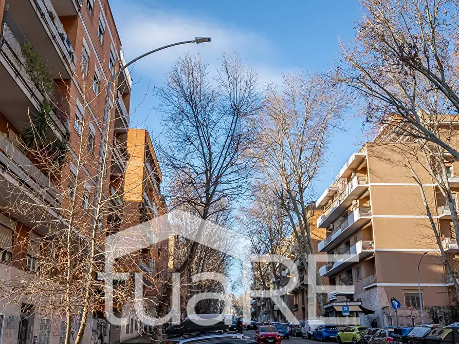 Immagine 3 di Appartamento in vendita  in Via Macedonia a Roma