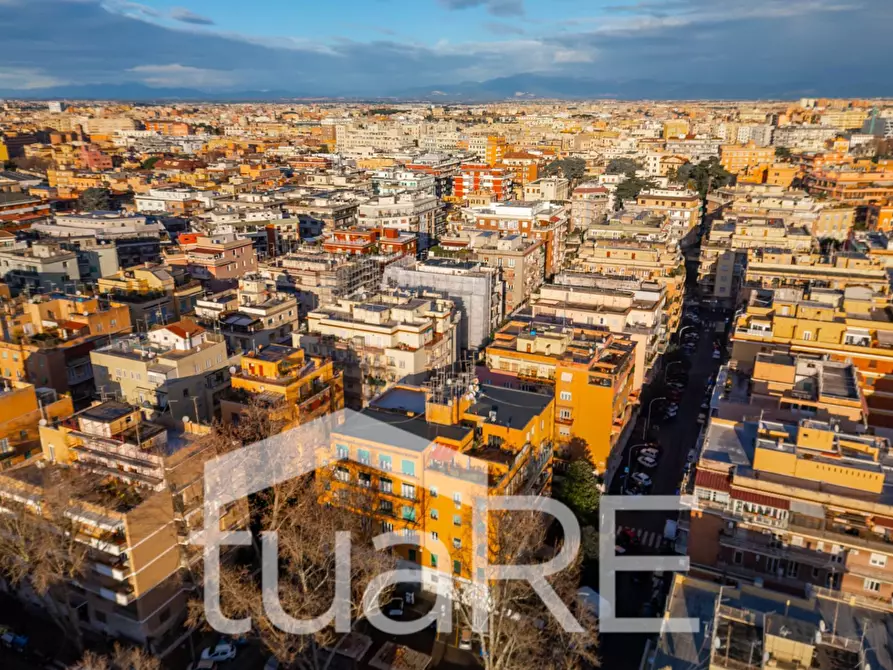 Immagine 10 di Appartamento in vendita  in Via Macedonia a Roma