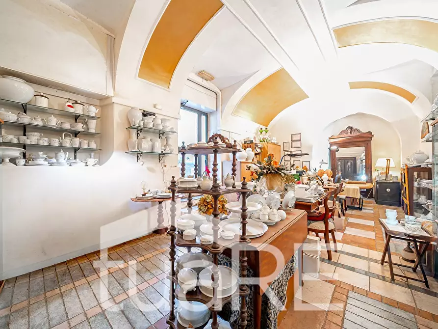 Immagine 2 di Negozio in vendita  in Via Nemorense a Roma