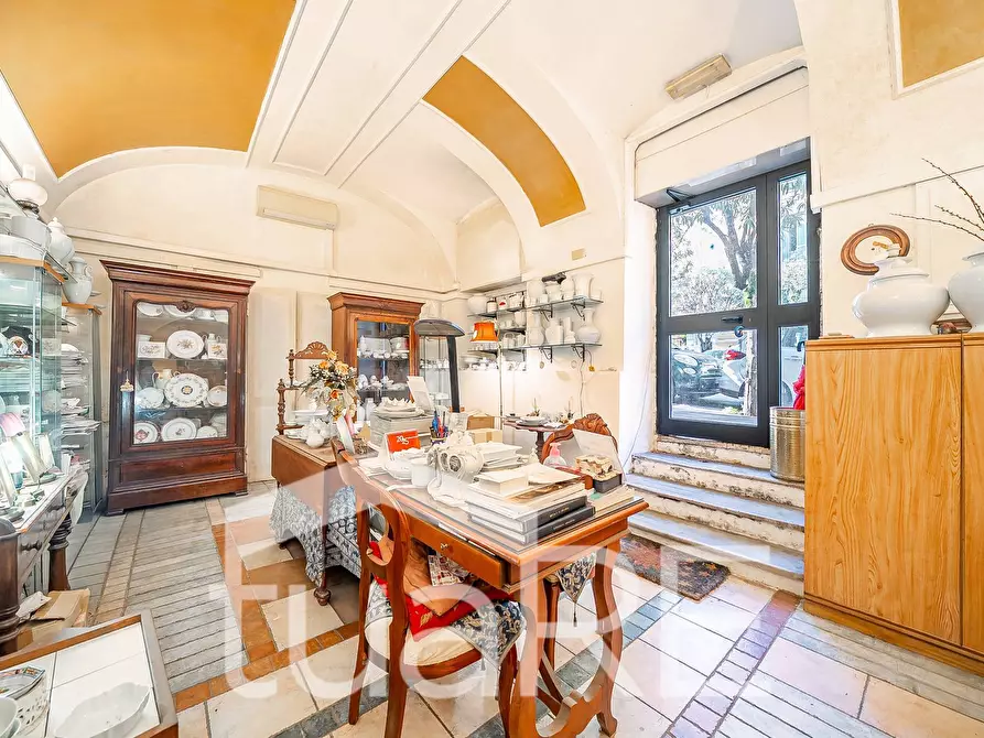 Immagine 3 di Negozio in vendita  in Via Nemorense a Roma