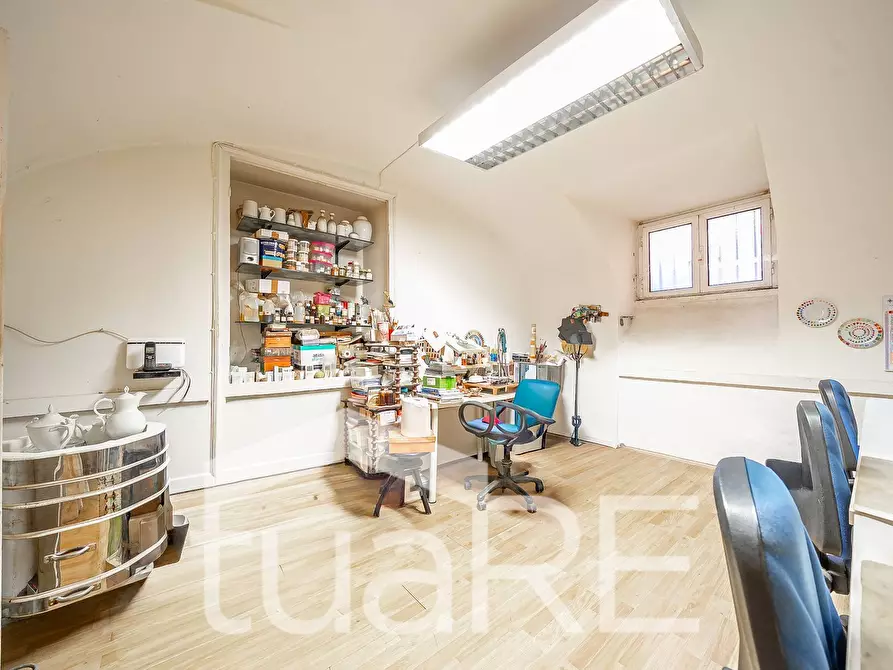 Immagine 4 di Negozio in vendita  in Via Nemorense a Roma