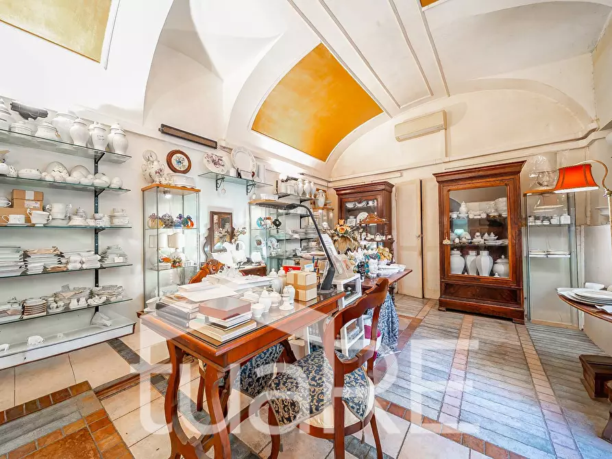 Immagine 5 di Negozio in vendita  in Via Nemorense a Roma