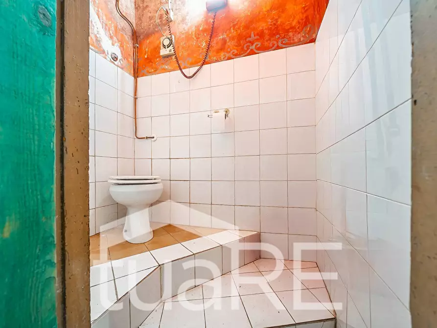 Immagine 6 di Negozio in vendita  in Via Nemorense a Roma