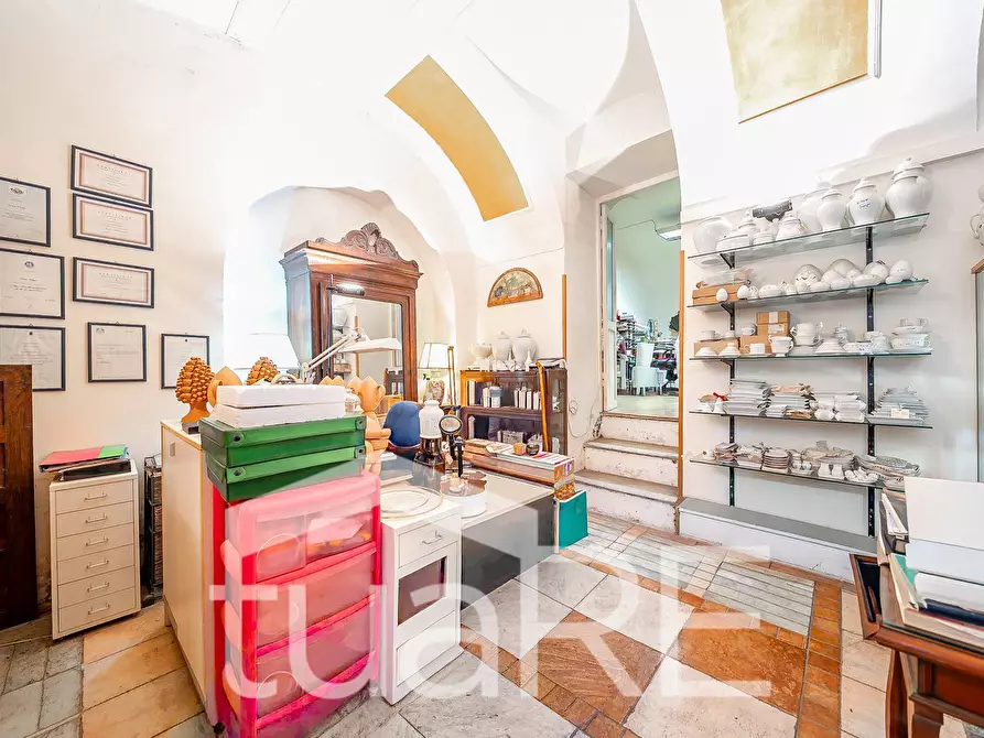 Immagine 9 di Negozio in vendita  in Via Nemorense a Roma