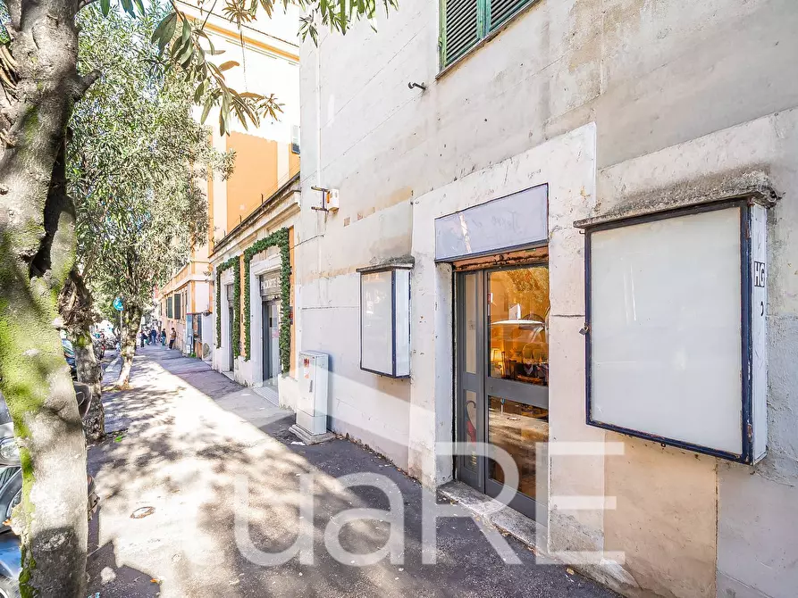 Immagine 10 di Negozio in vendita  in Via Nemorense a Roma