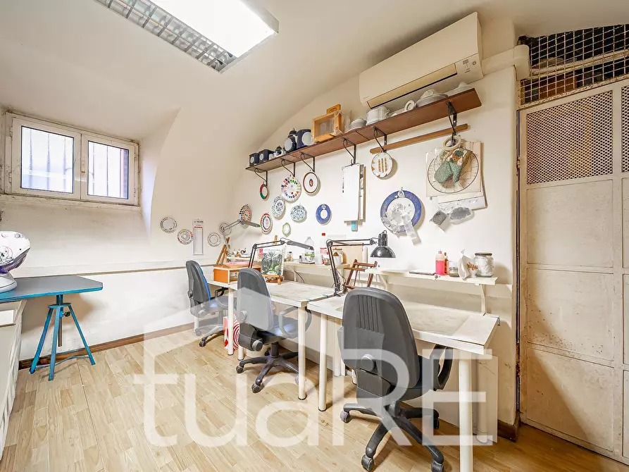 Immagine 11 di Negozio in vendita  in Via Nemorense a Roma