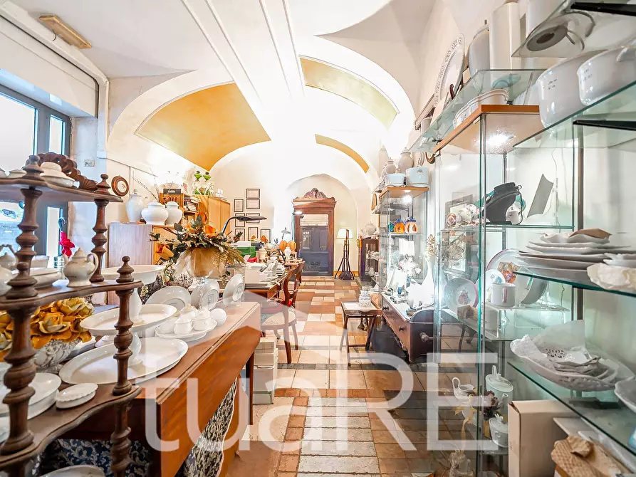 Immagine 13 di Negozio in vendita  in Via Nemorense a Roma