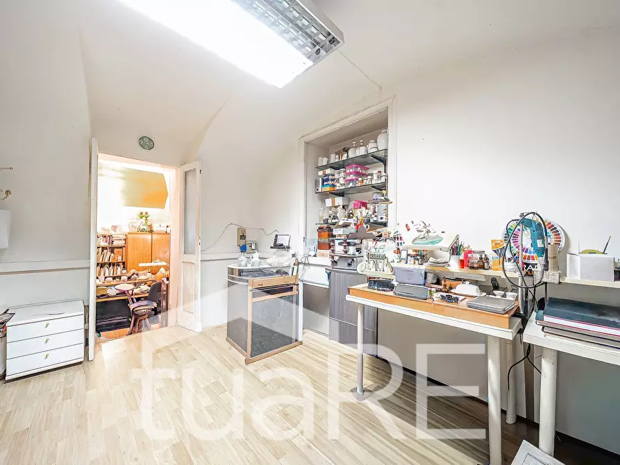 Immagine 17 di Negozio in vendita  in Via Nemorense a Roma