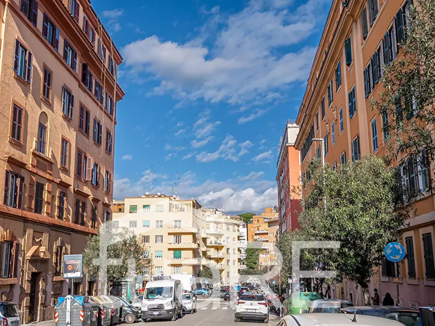 Immagine 18 di Negozio in vendita  in Via Nemorense a Roma