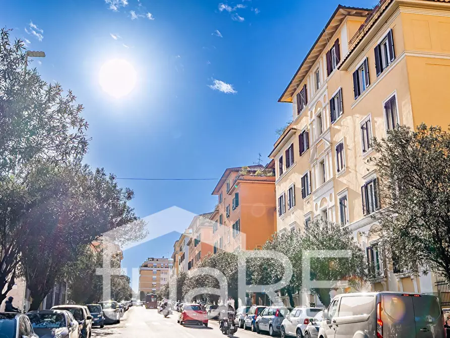 Immagine 19 di Negozio in vendita  in Via Nemorense a Roma