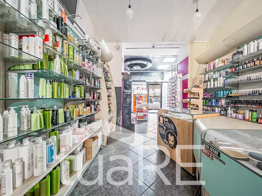 Immagine 2 di Negozio in vendita  in Via Nemorense a Roma