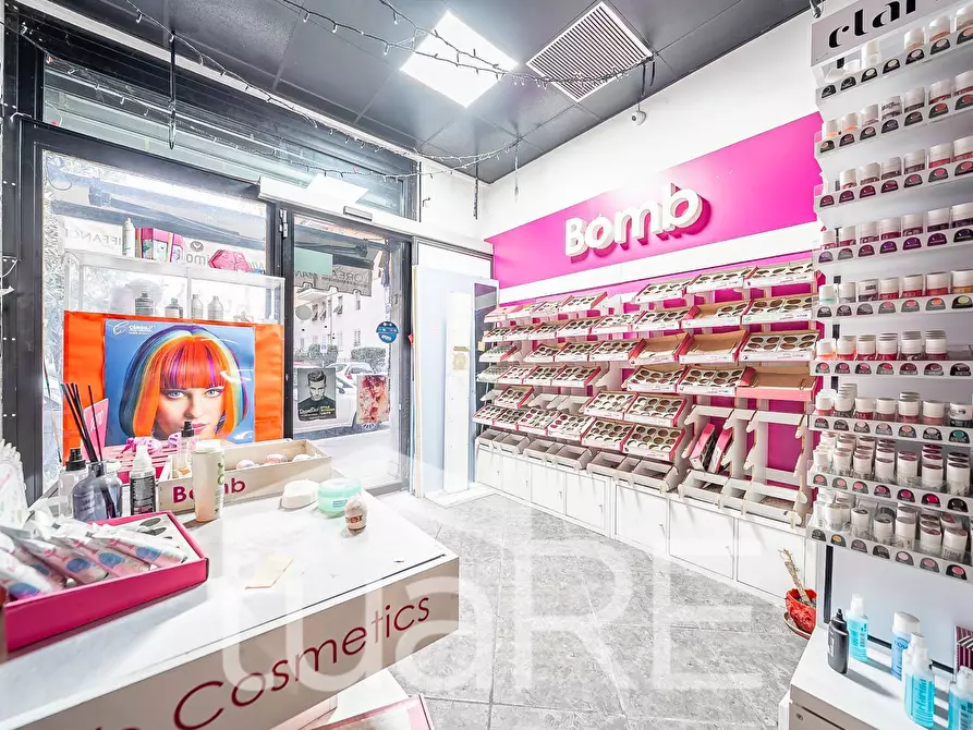 Immagine 3 di Negozio in vendita  in Via Nemorense a Roma