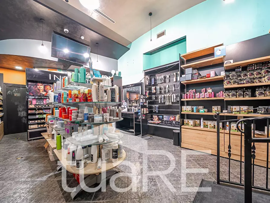 Immagine 4 di Negozio in vendita  in Via Nemorense a Roma