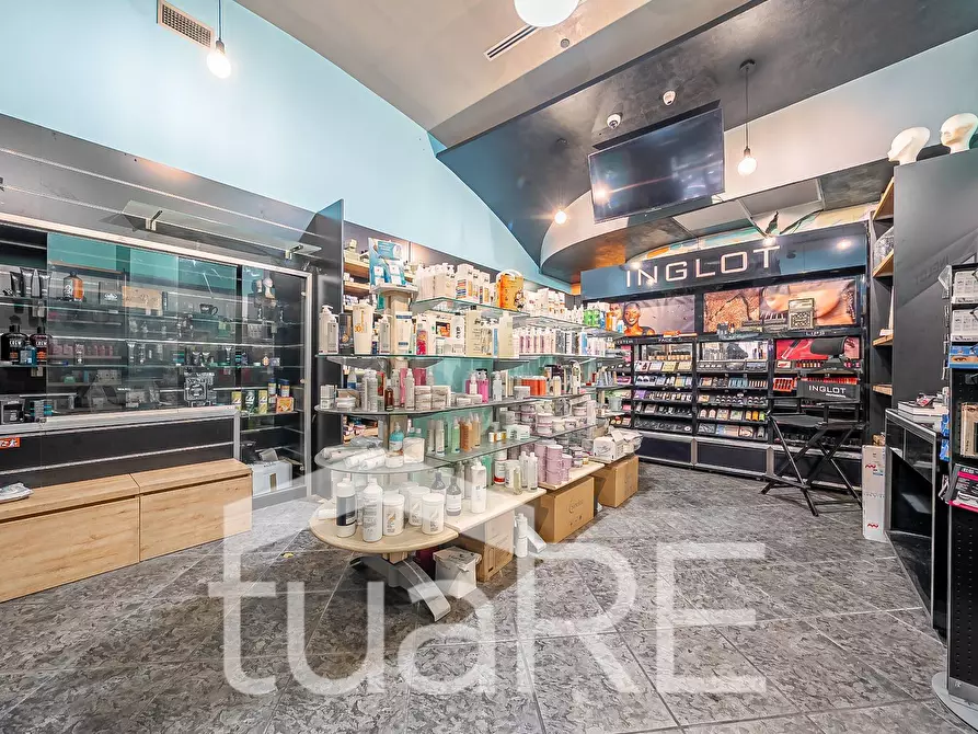 Immagine 5 di Negozio in vendita  in Via Nemorense a Roma