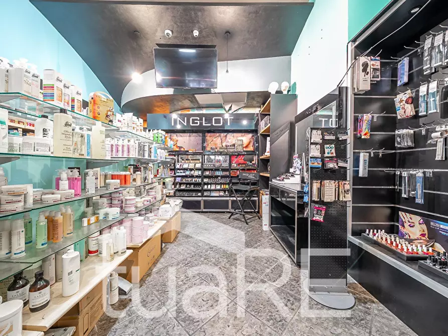 Immagine 6 di Negozio in vendita  in Via Nemorense a Roma