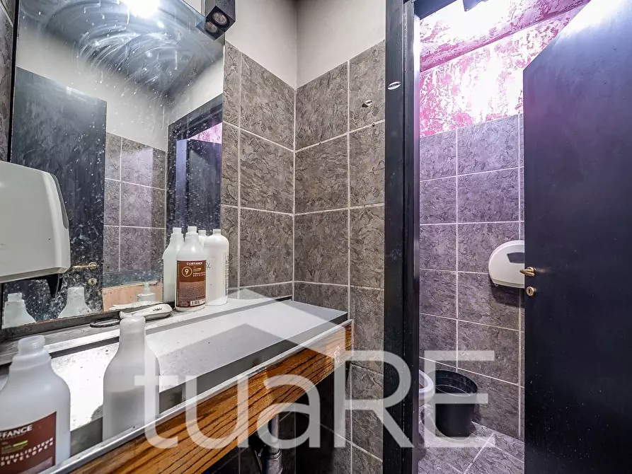 Immagine 7 di Negozio in vendita  in Via Nemorense a Roma