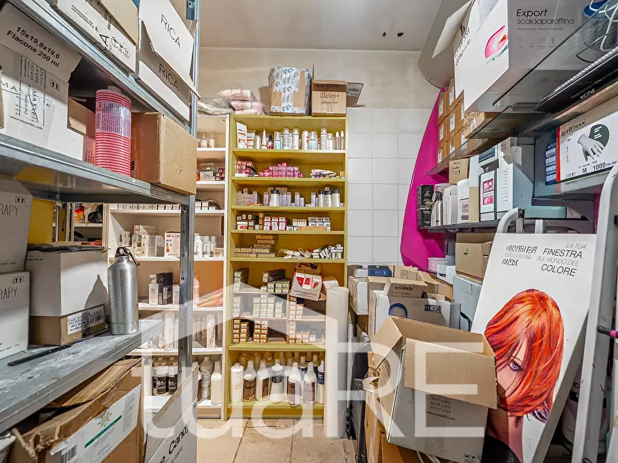 Immagine 10 di Negozio in vendita  in Via Nemorense a Roma