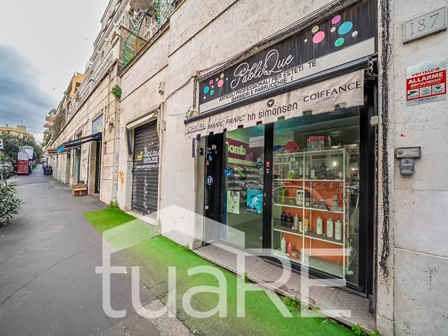 Immagine 13 di Negozio in vendita  in Via Nemorense a Roma