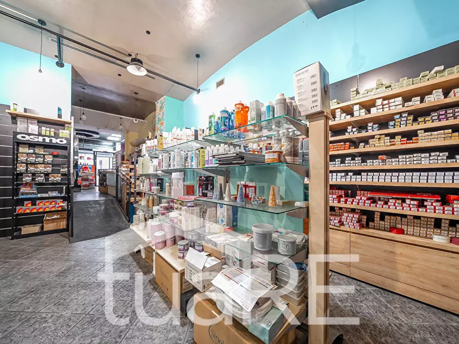 Immagine 14 di Negozio in vendita  in Via Nemorense a Roma