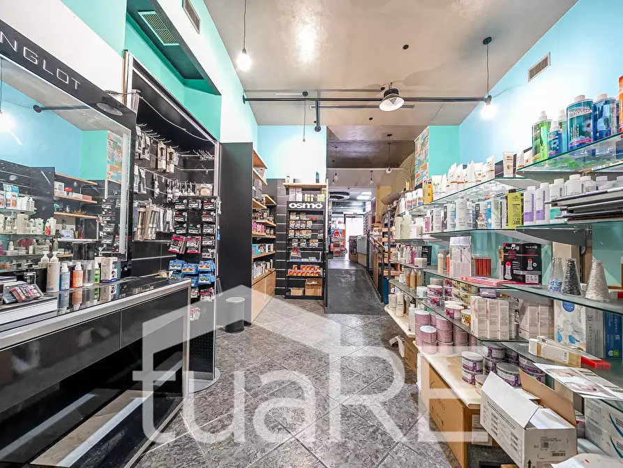 Immagine 15 di Negozio in vendita  in Via Nemorense a Roma