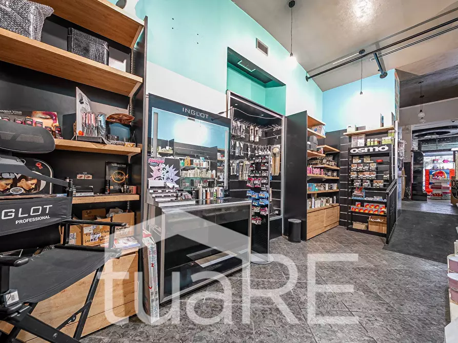 Immagine 16 di Negozio in vendita  in Via Nemorense a Roma