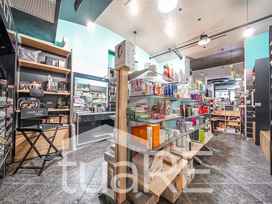 Immagine 17 di Negozio in vendita  in Via Nemorense a Roma