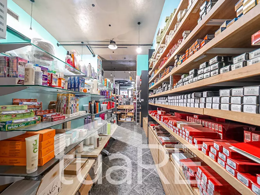 Immagine 18 di Negozio in vendita  in Via Nemorense a Roma