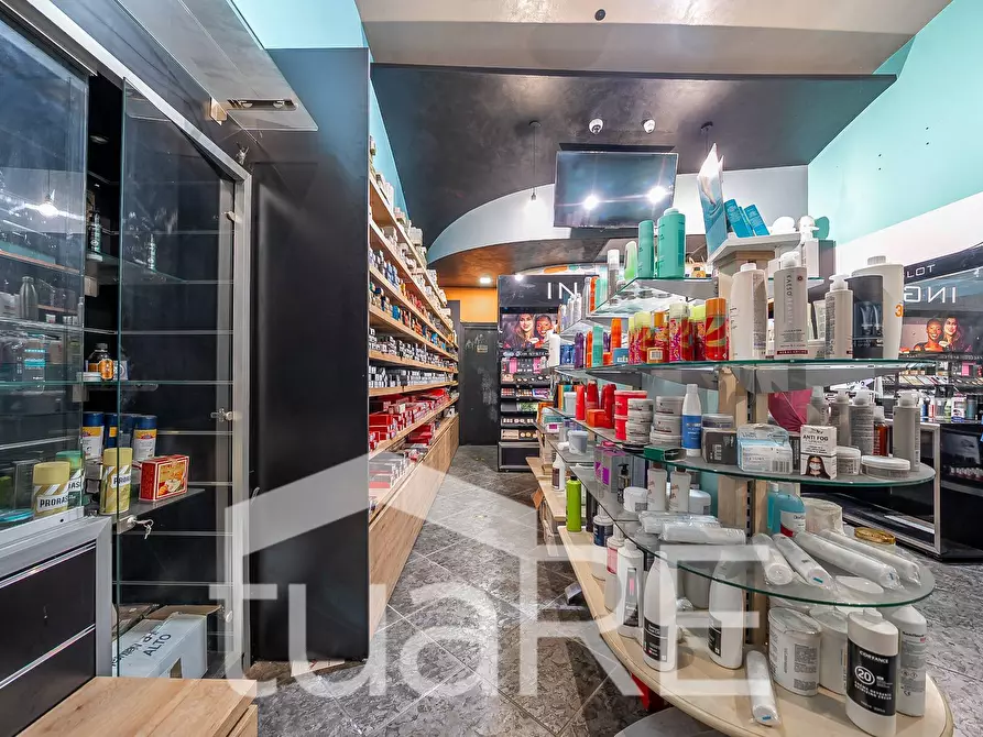 Immagine 19 di Negozio in vendita  in Via Nemorense a Roma
