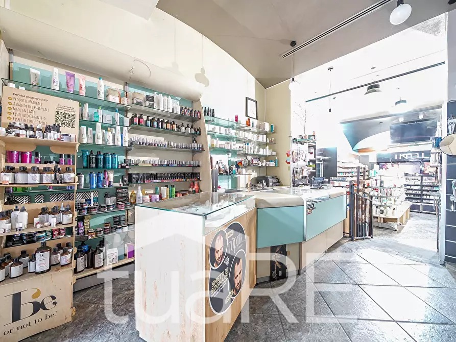 Immagine 20 di Negozio in vendita  in Via Nemorense a Roma