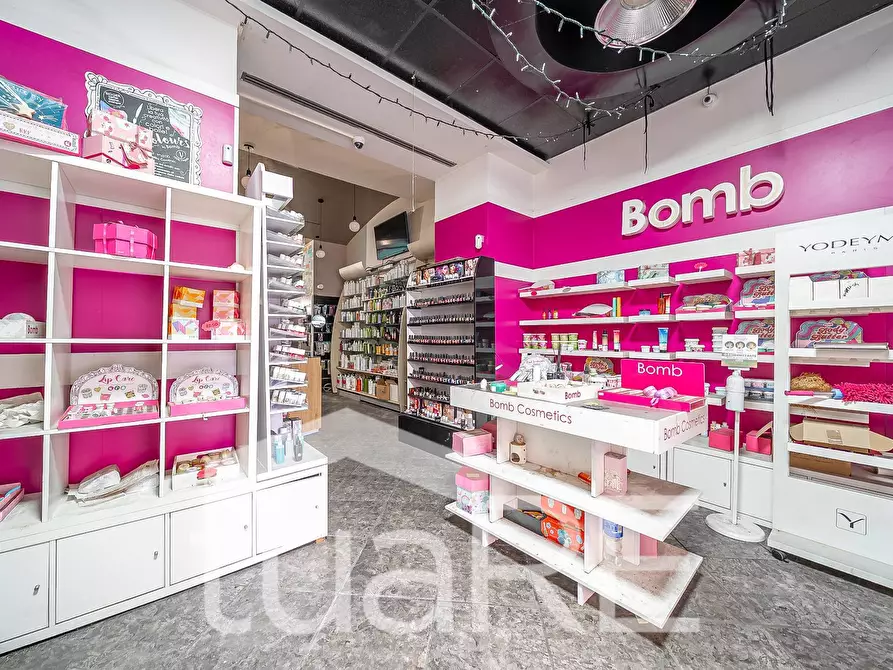 Immagine 23 di Negozio in vendita  in Via Nemorense a Roma