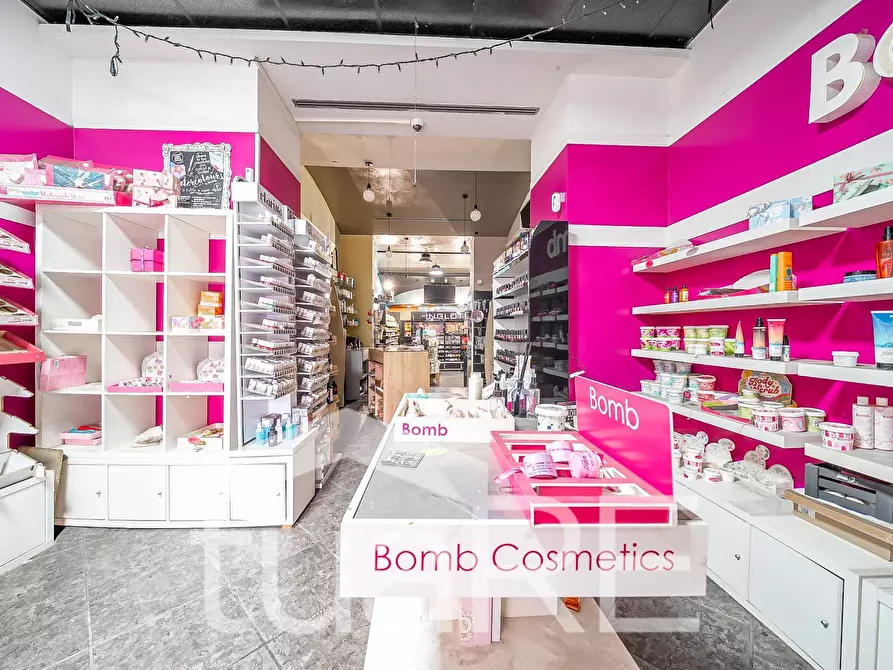 Immagine 24 di Negozio in vendita  in Via Nemorense a Roma