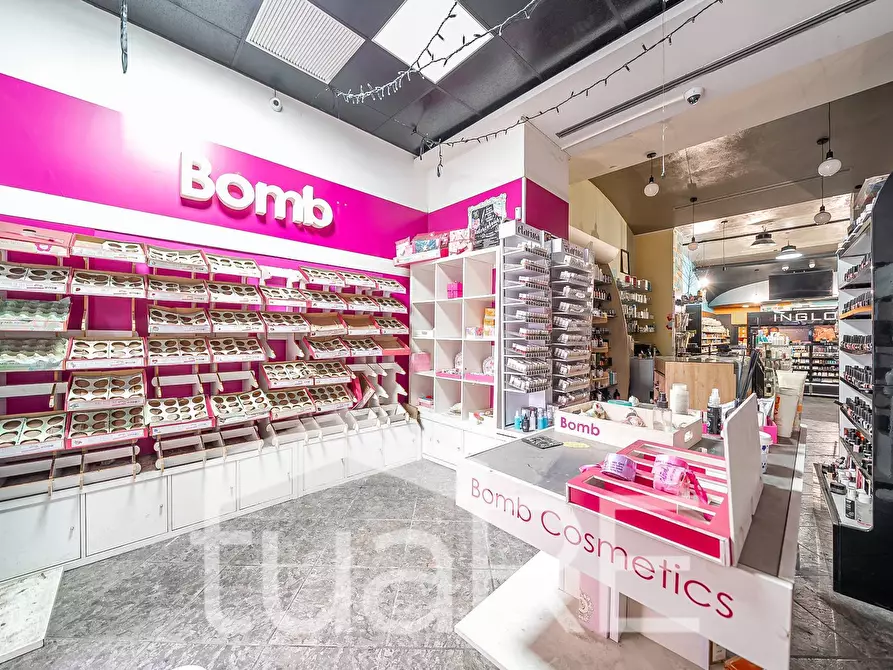 Immagine 25 di Negozio in vendita  in Via Nemorense a Roma