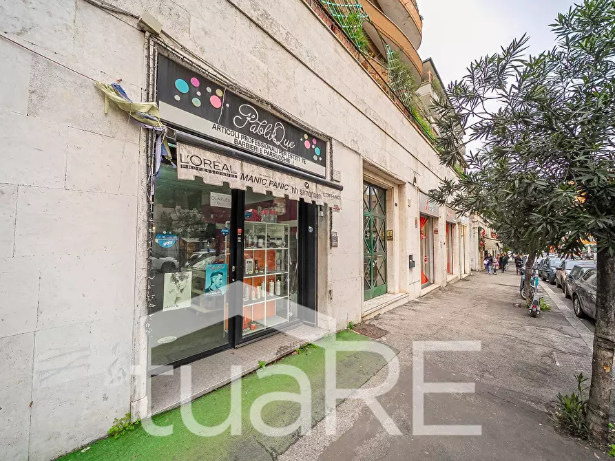 Immagine 26 di Negozio in vendita  in Via Nemorense a Roma