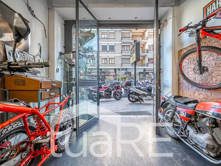Immagine 4 di Negozio in vendita  in Via Tripoli a Roma